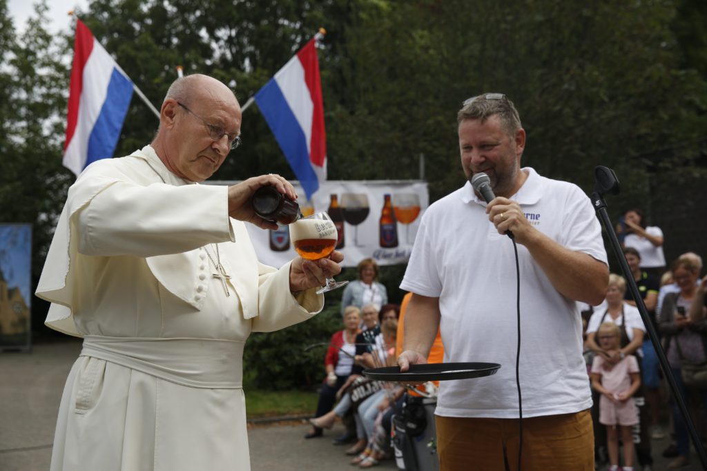 Abt Denis Hendrickx schenkt een bier in Het glas is vol voor Abt Dennis Hendrickx